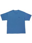 画像1: AKTR ONEPOINT LOGO WIDE SILHOUETTE TEE BLUE 121-010005 BL AKTR アクター Tシャツ ウエア  【MEN'S】【SALE商品】 (1)