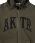 画像2: COLLEGE LOGO SWEAT ZIP HOODIE OLIVE 225-024010 OL AKTR アクター パーカー アウトウエア ウエア 秋冬物 【MEN'S】 (2)