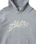 画像2: KIDS SCRIPT LOGO SWEAT PULLOVER HOODIE GRAY 225-039010 GY GS AKTR アクター パーカー アウトウエア ウエア 秋冬物 【BOY'S】 キッズ アパレル (2)